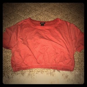 Red cropped t-shirt with winched waist